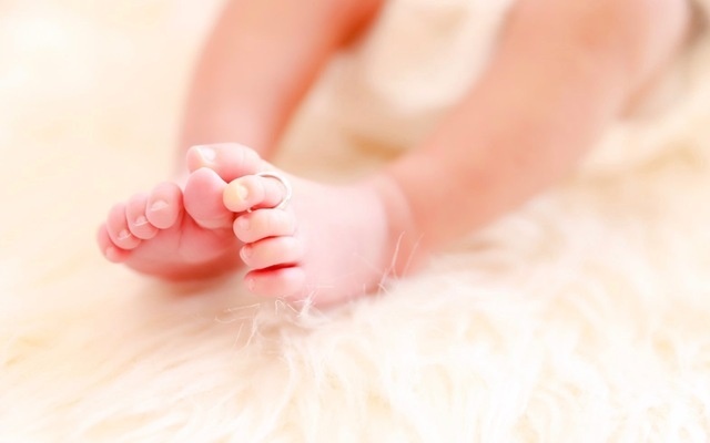 ベビーリングを赤ちゃんの足指に着用したイメージ