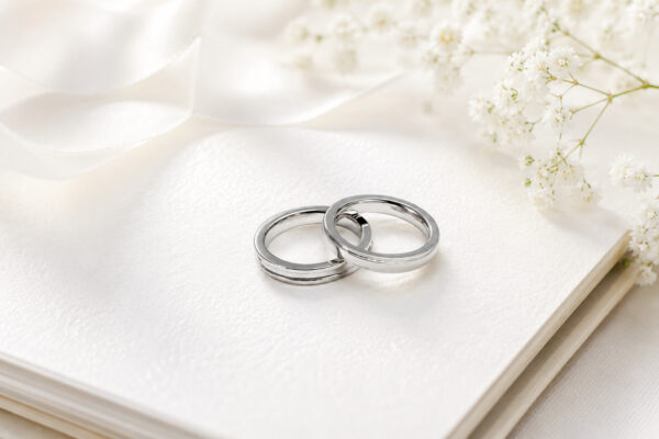 プラチナベビーリングと結婚指輪を並べた比較